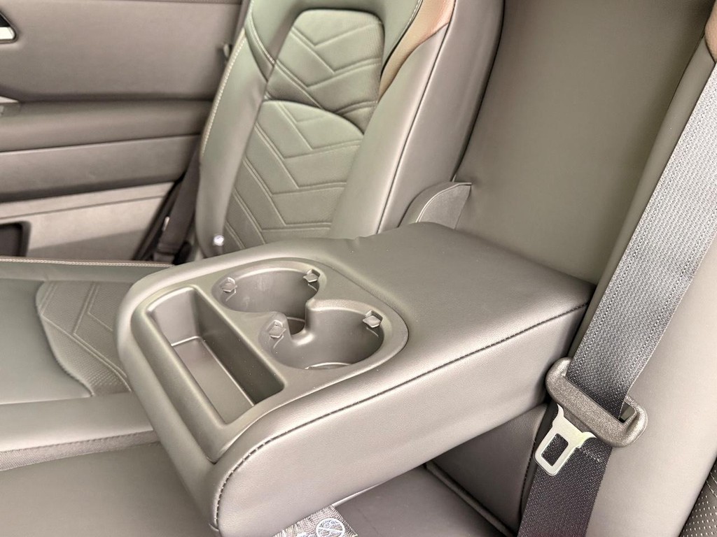 Nissan Pathfinder Vehicle Full-screen Gallery Image 19