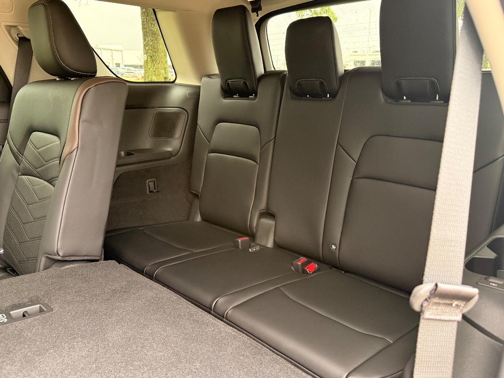 Nissan Pathfinder Vehicle Full-screen Gallery Image 20