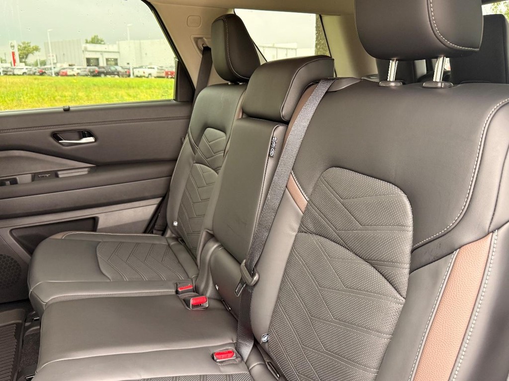 Nissan Pathfinder Vehicle Full-screen Gallery Image 21