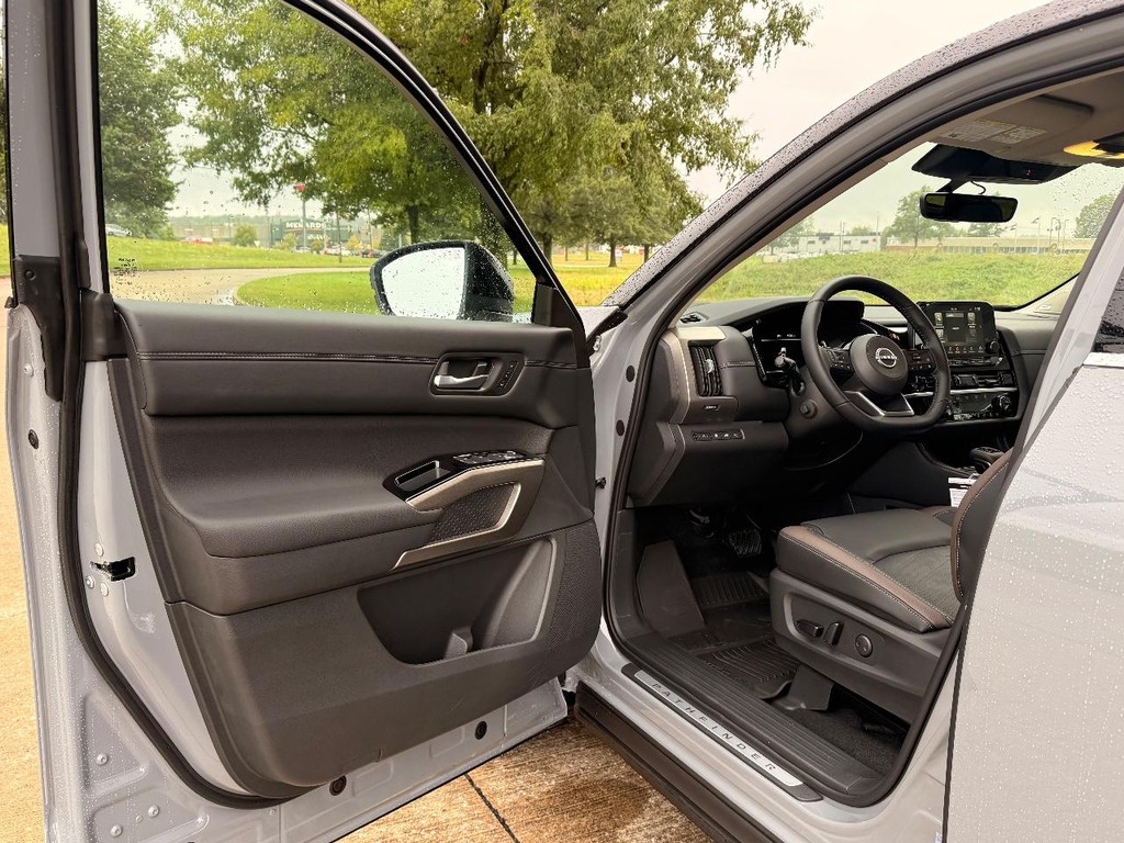 Nissan Pathfinder Vehicle Full-screen Gallery Image 24