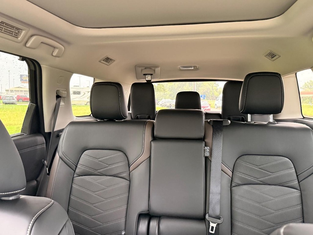 Nissan Pathfinder Vehicle Full-screen Gallery Image 25