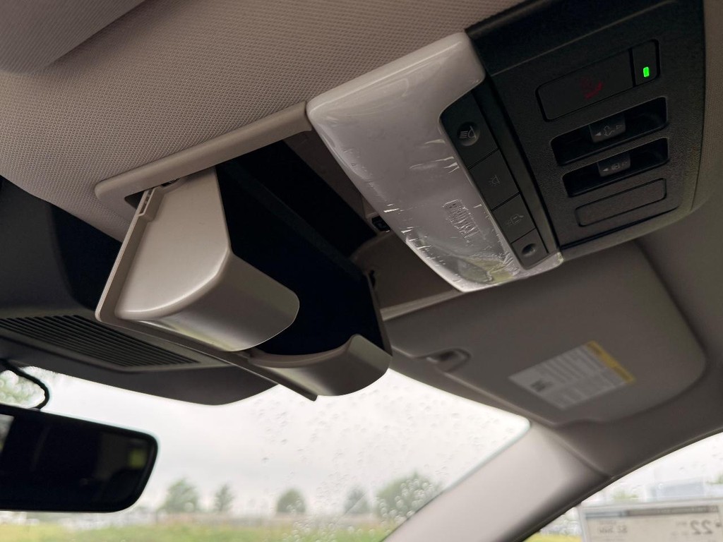 Nissan Pathfinder Vehicle Full-screen Gallery Image 28