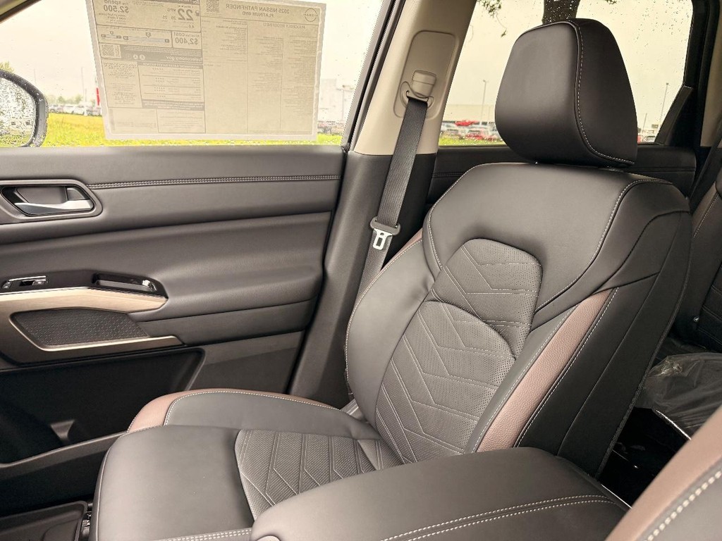 Nissan Pathfinder Vehicle Full-screen Gallery Image 30