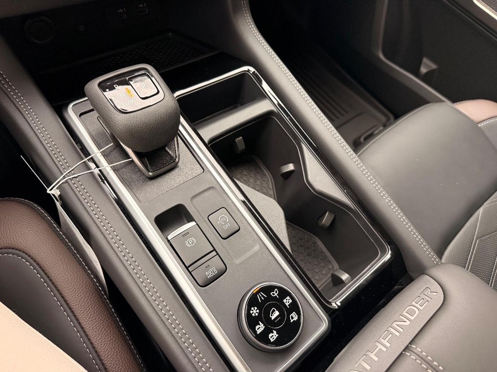 Nissan Pathfinder Vehicle Full-screen Gallery Image 31