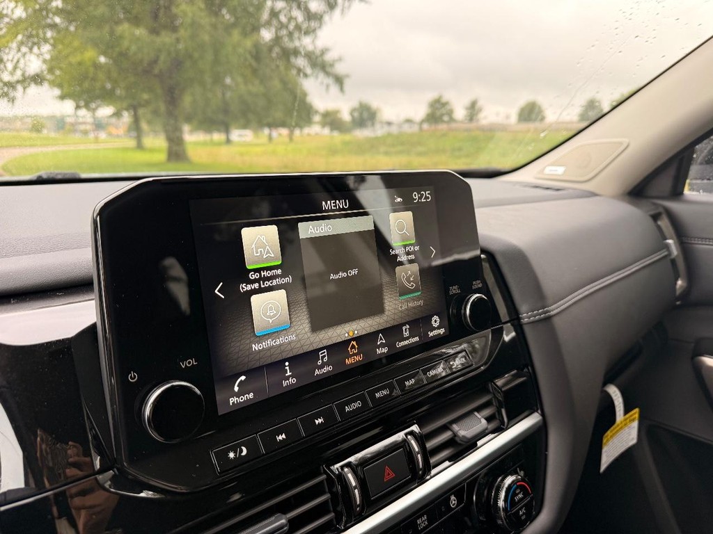 Nissan Pathfinder Vehicle Full-screen Gallery Image 35