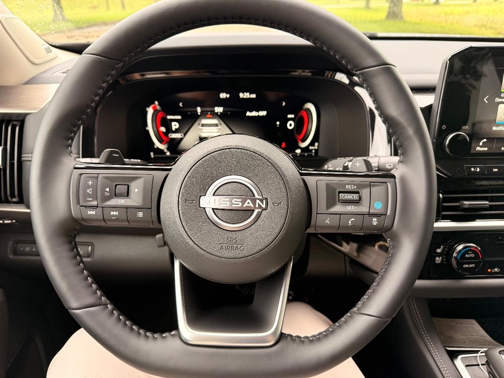 Nissan Pathfinder Vehicle Full-screen Gallery Image 36