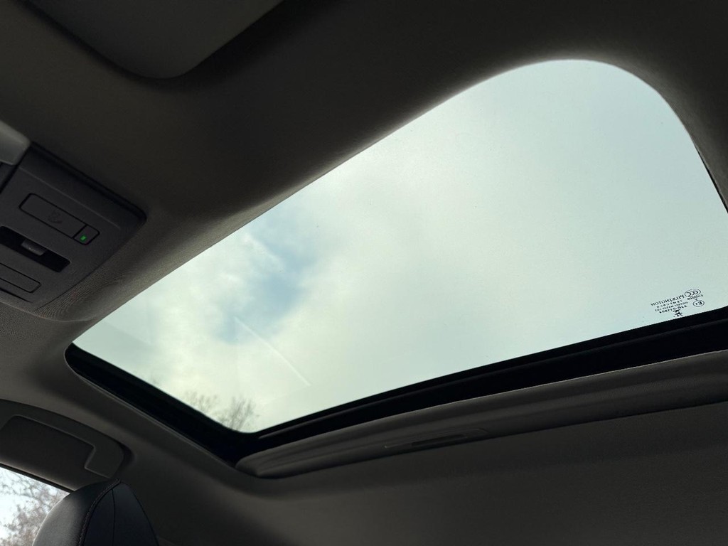 Nissan Sentra Vehicle Full-screen Gallery Image 03