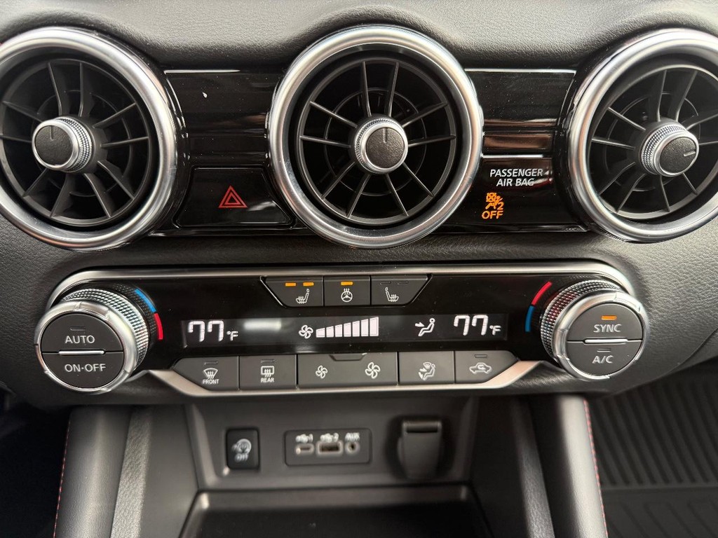 Nissan Sentra Vehicle Full-screen Gallery Image 04