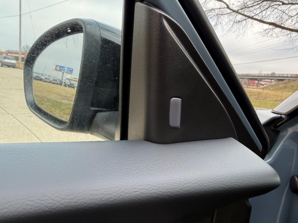 Nissan Sentra Vehicle Full-screen Gallery Image 06