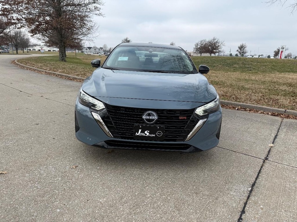 Nissan Sentra Vehicle Full-screen Gallery Image 07