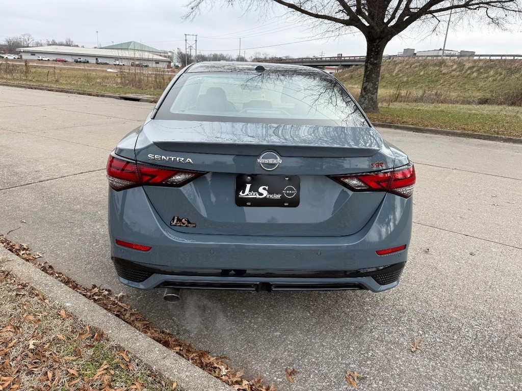 Nissan Sentra Vehicle Full-screen Gallery Image 09