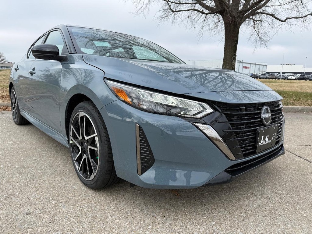 Nissan Sentra Vehicle Full-screen Gallery Image 11