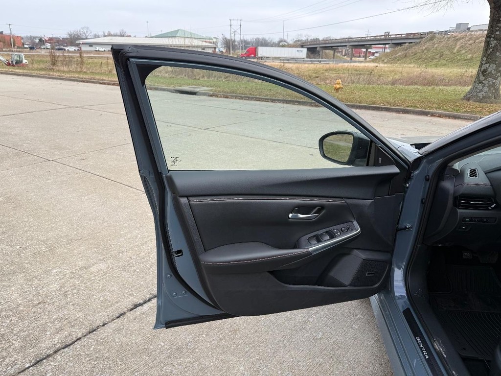 Nissan Sentra Vehicle Full-screen Gallery Image 18