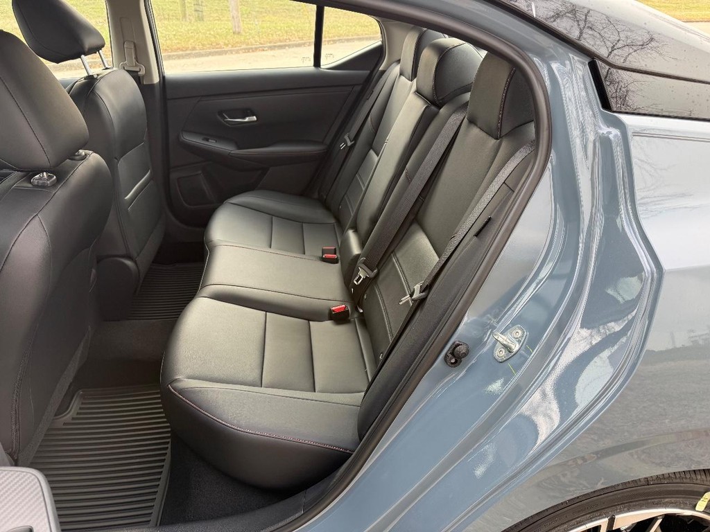 Nissan Sentra Vehicle Full-screen Gallery Image 20