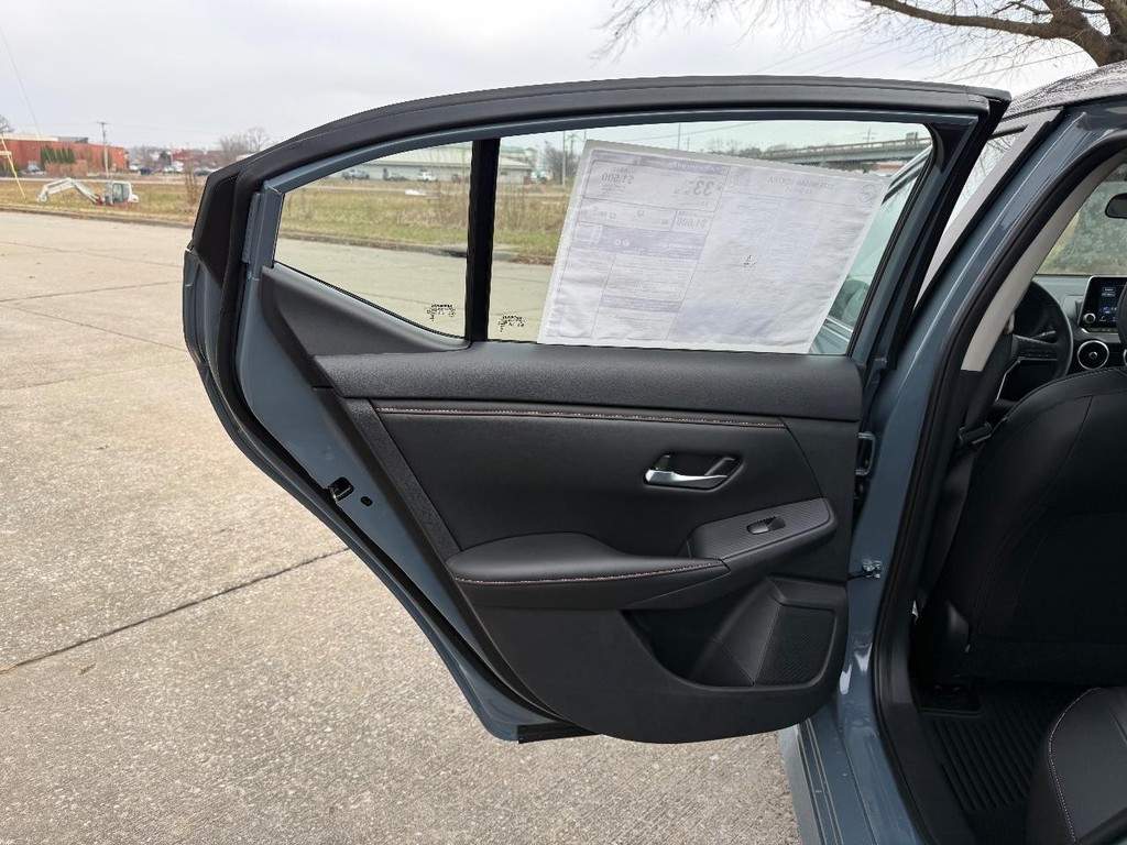 Nissan Sentra Vehicle Full-screen Gallery Image 21