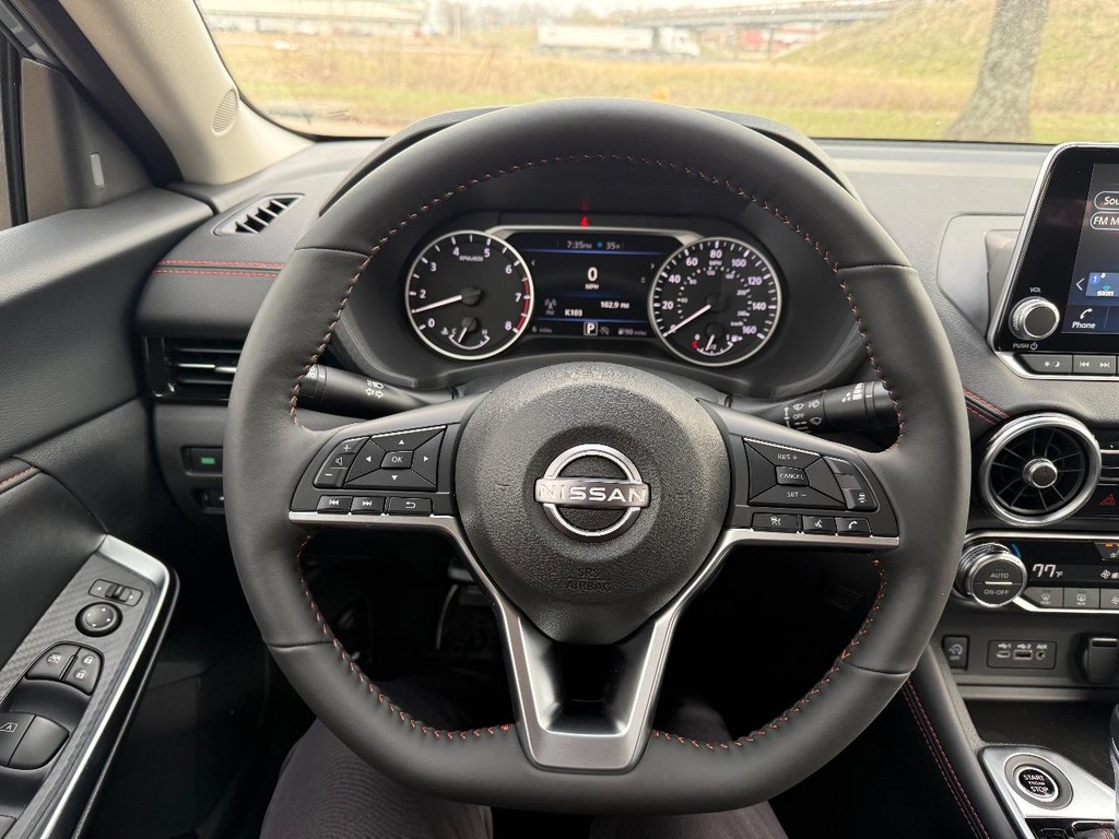 Nissan Sentra Vehicle Full-screen Gallery Image 24