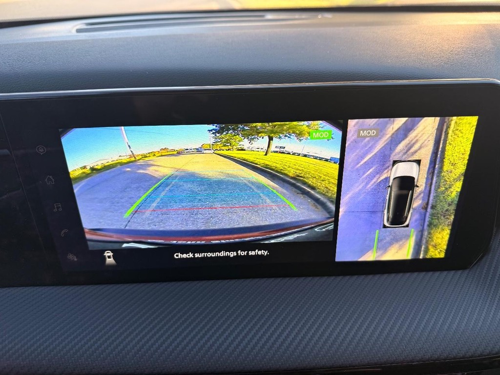 Nissan Kicks Vehicle Full-screen Gallery Image 02