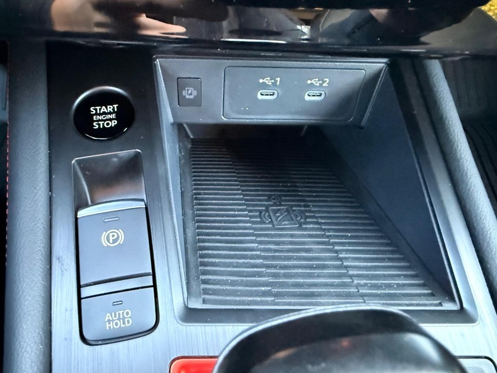 Nissan Kicks Vehicle Full-screen Gallery Image 03