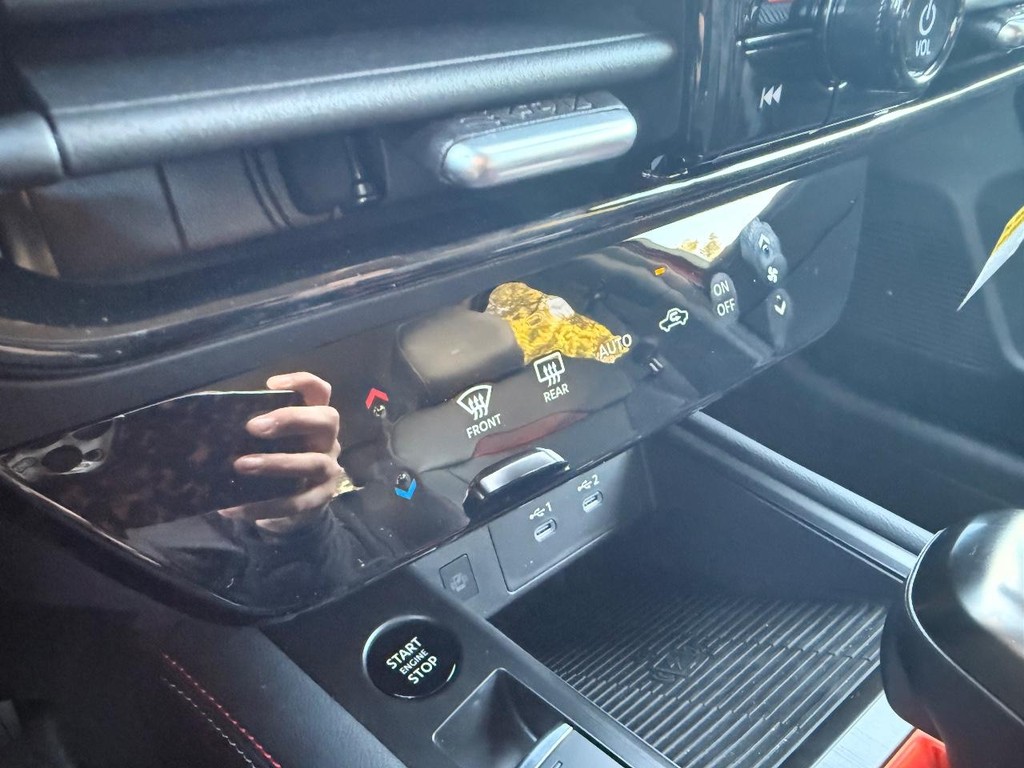 Nissan Kicks Vehicle Full-screen Gallery Image 04