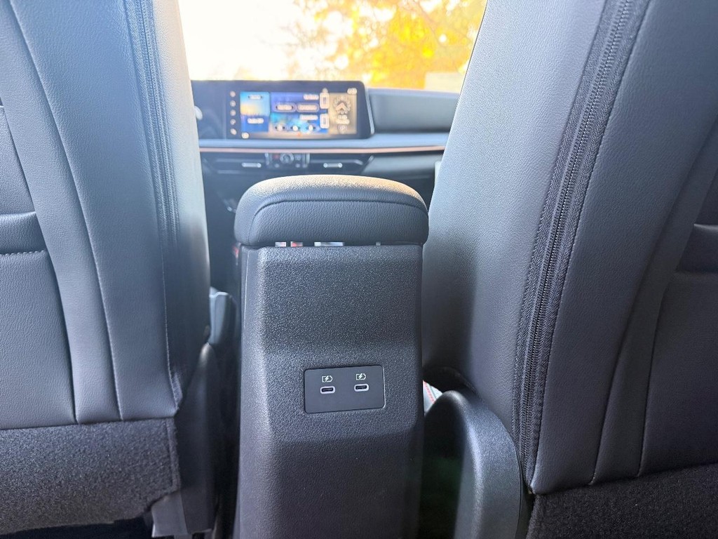 Nissan Kicks Vehicle Full-screen Gallery Image 06