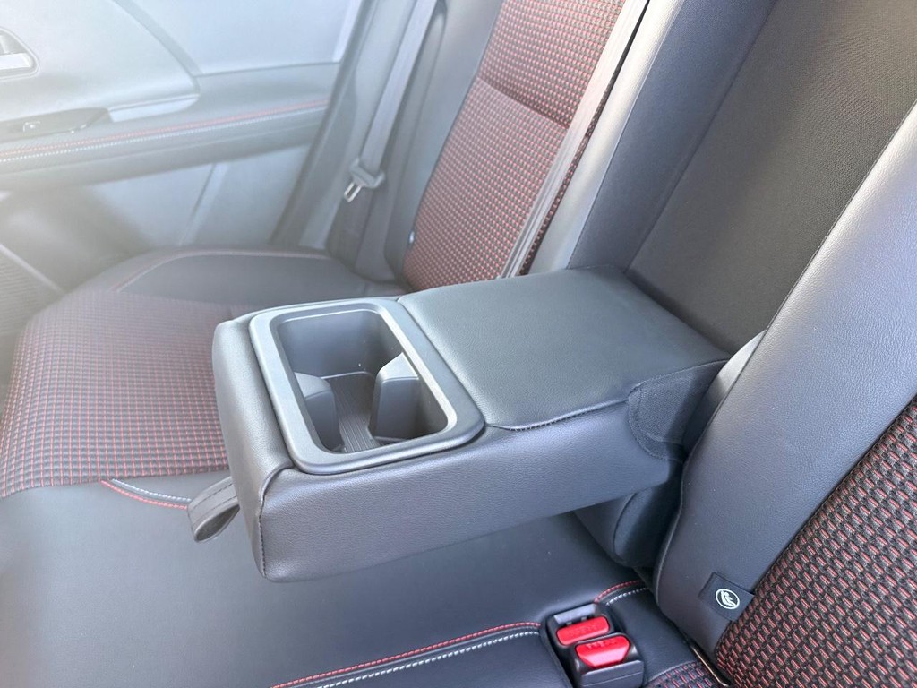 Nissan Kicks Vehicle Full-screen Gallery Image 08