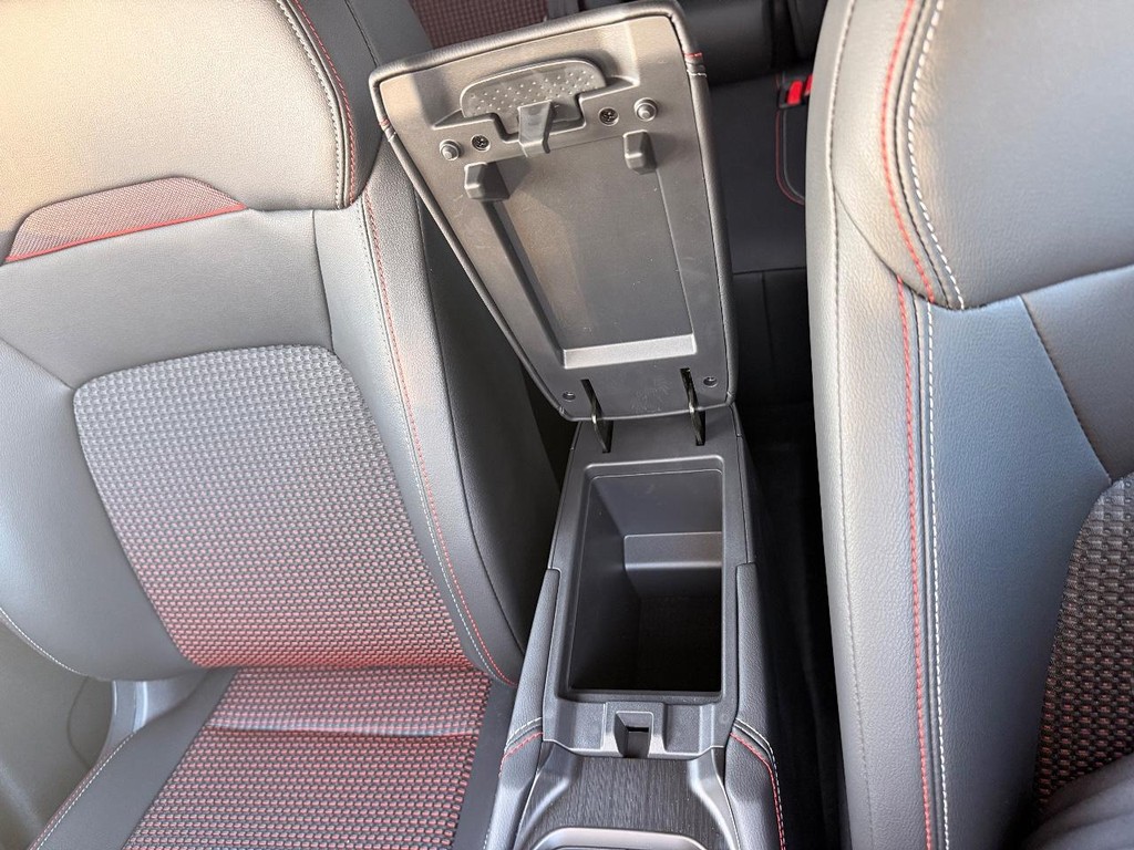 Nissan Kicks Vehicle Full-screen Gallery Image 11