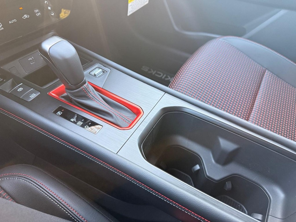 Nissan Kicks Vehicle Full-screen Gallery Image 12