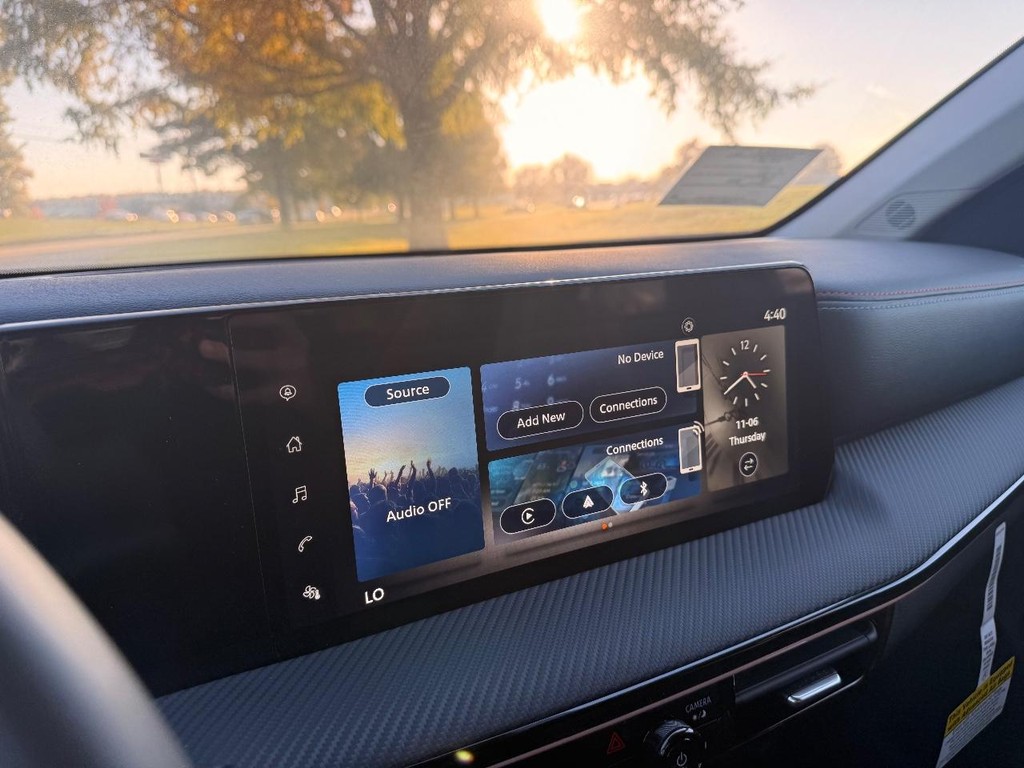 Nissan Kicks Vehicle Full-screen Gallery Image 13