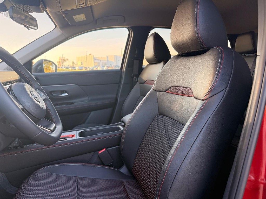 Nissan Kicks Vehicle Full-screen Gallery Image 16