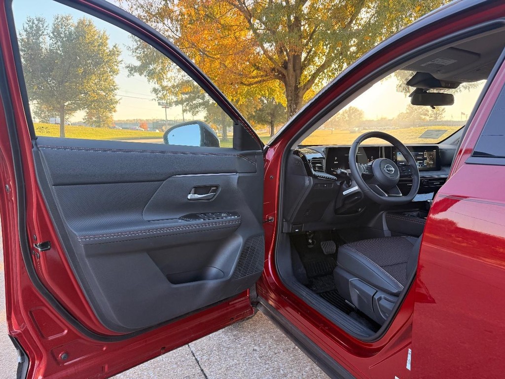 Nissan Kicks Vehicle Full-screen Gallery Image 17