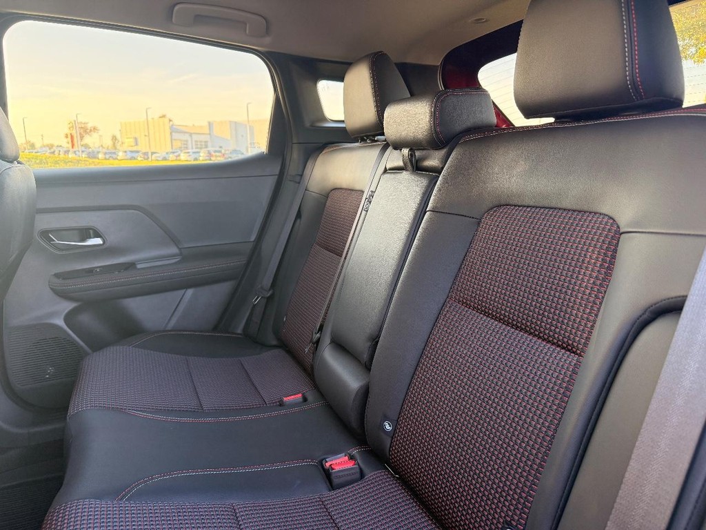 Nissan Kicks Vehicle Full-screen Gallery Image 19