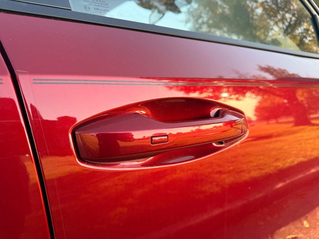 Nissan Kicks Vehicle Full-screen Gallery Image 24