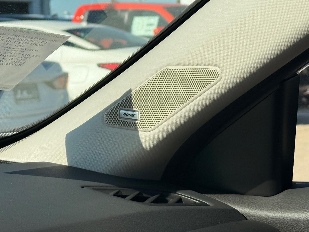 Nissan Rogue Vehicle Full-screen Gallery Image 03