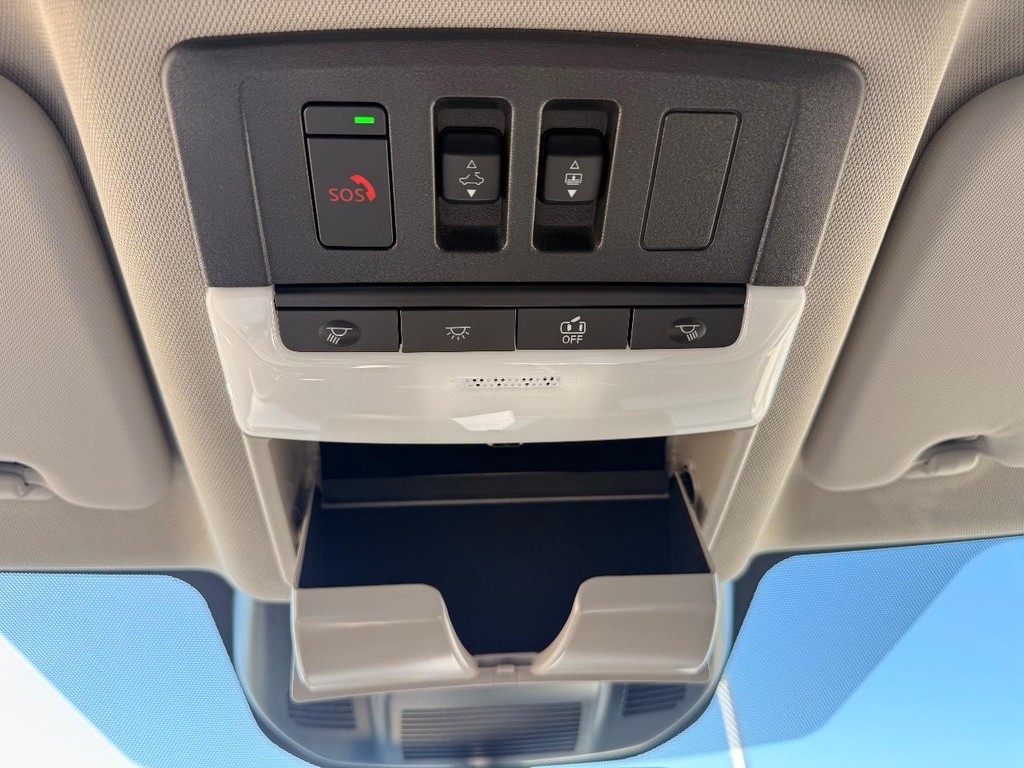 Nissan Rogue Vehicle Full-screen Gallery Image 04