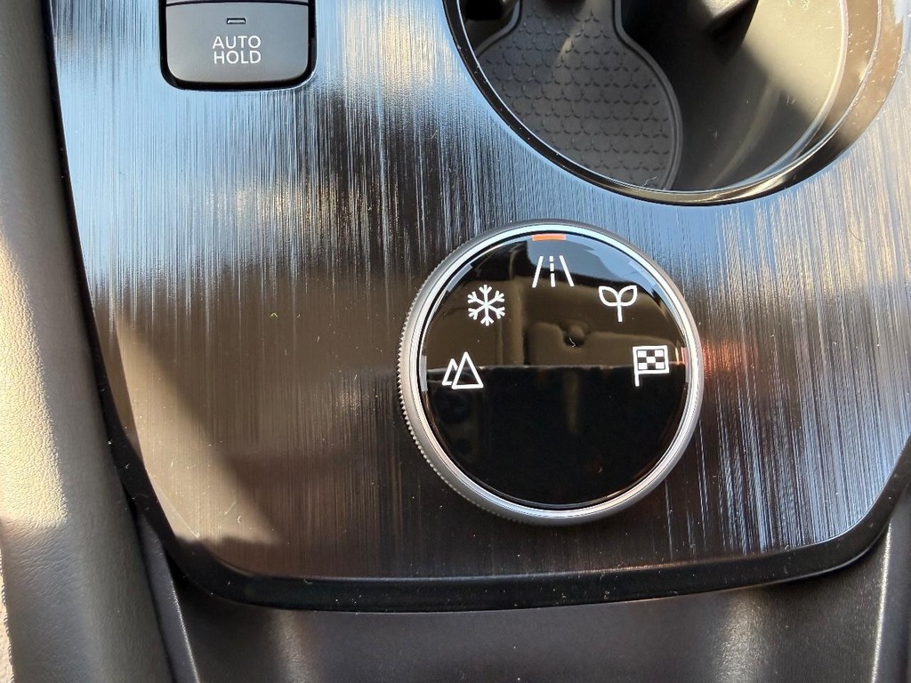 Nissan Rogue Vehicle Full-screen Gallery Image 06