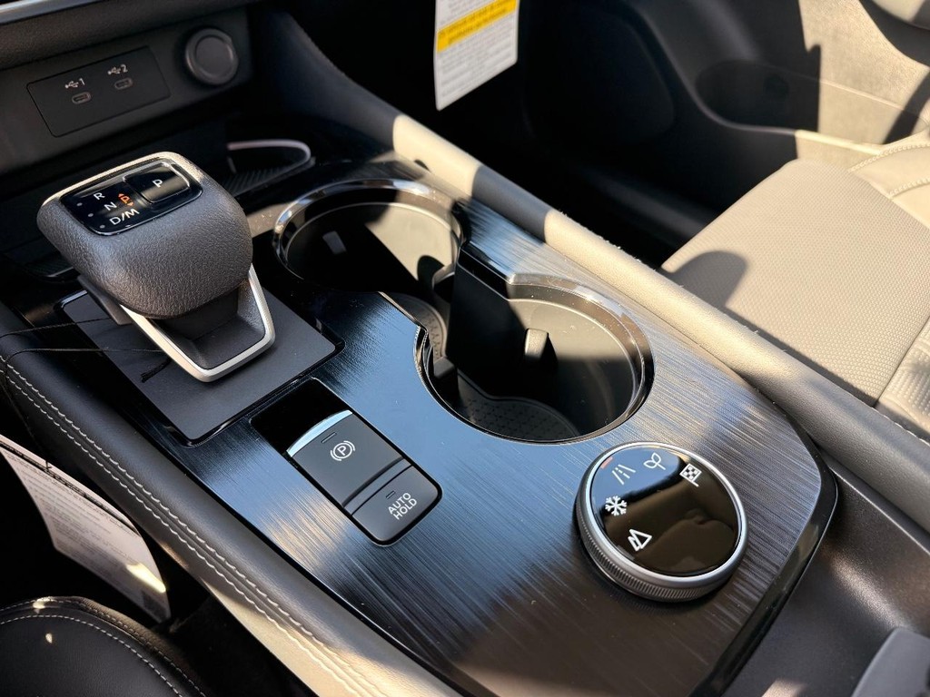 Nissan Rogue Vehicle Full-screen Gallery Image 08