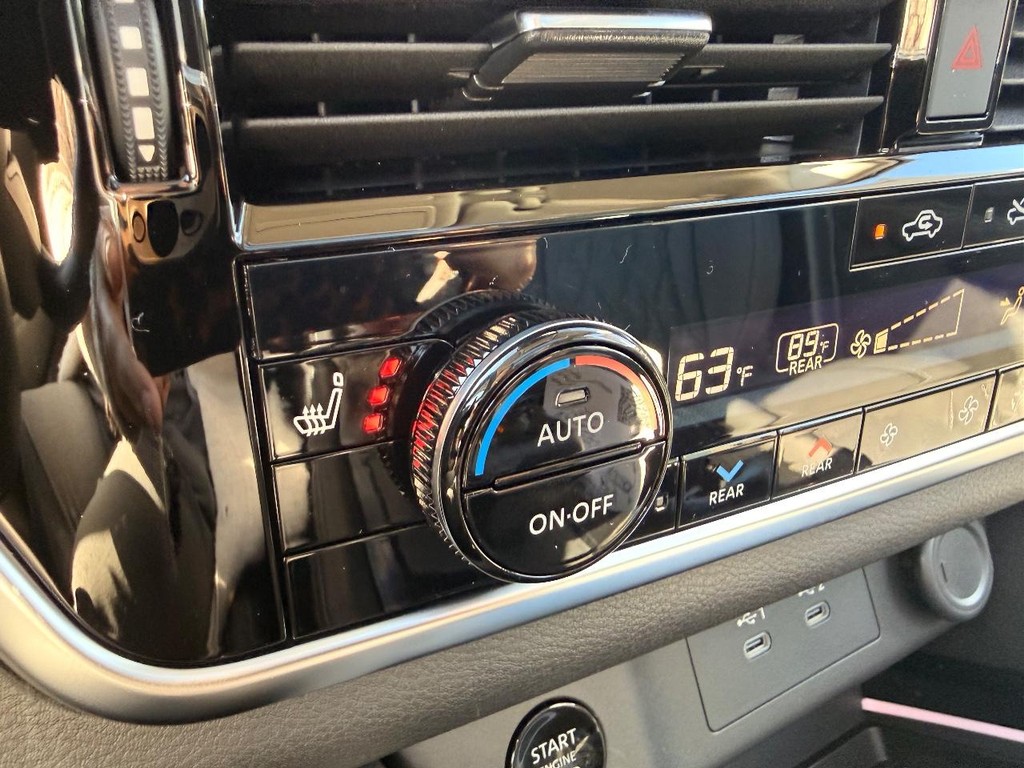 Nissan Rogue Vehicle Full-screen Gallery Image 11