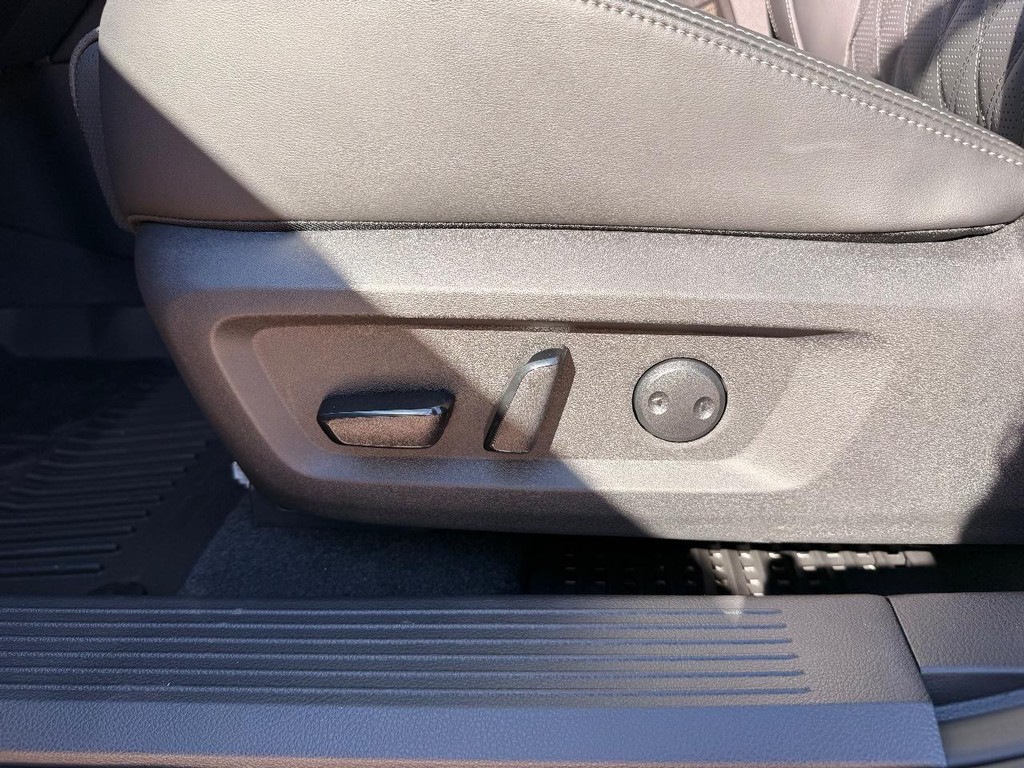 Nissan Rogue Vehicle Full-screen Gallery Image 14