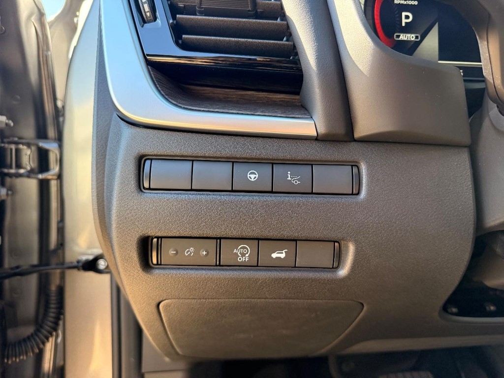 Nissan Rogue Vehicle Full-screen Gallery Image 15