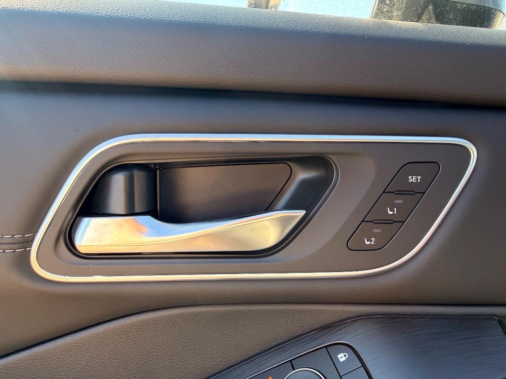 Nissan Rogue Vehicle Full-screen Gallery Image 16