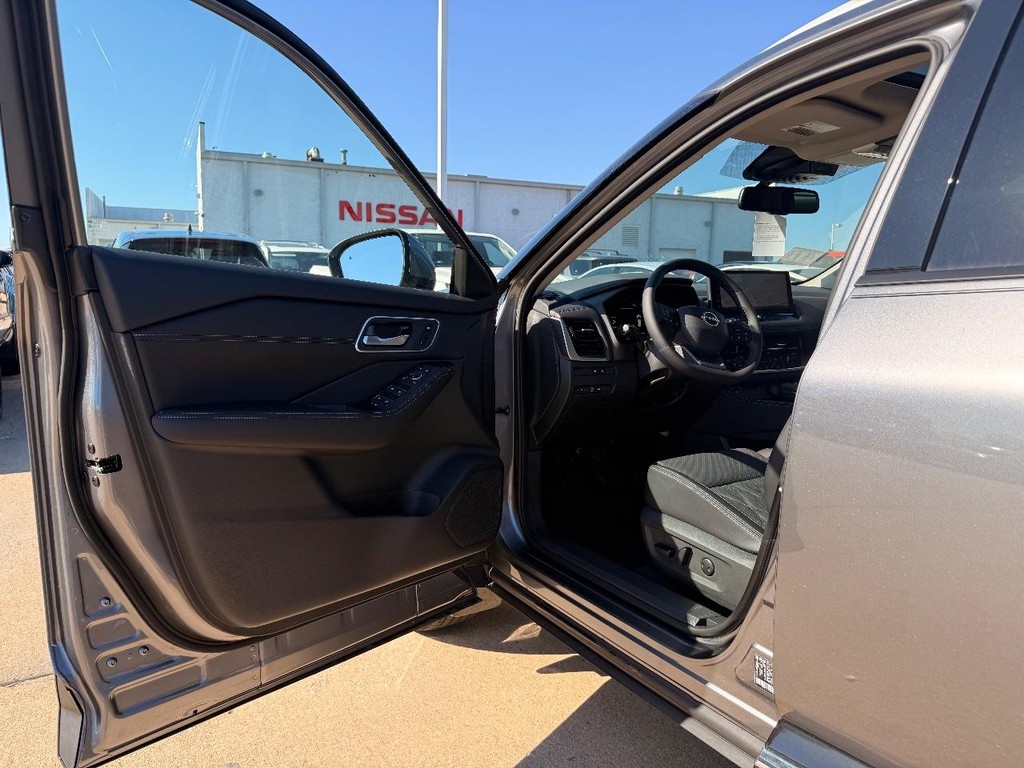 Nissan Rogue Vehicle Full-screen Gallery Image 17