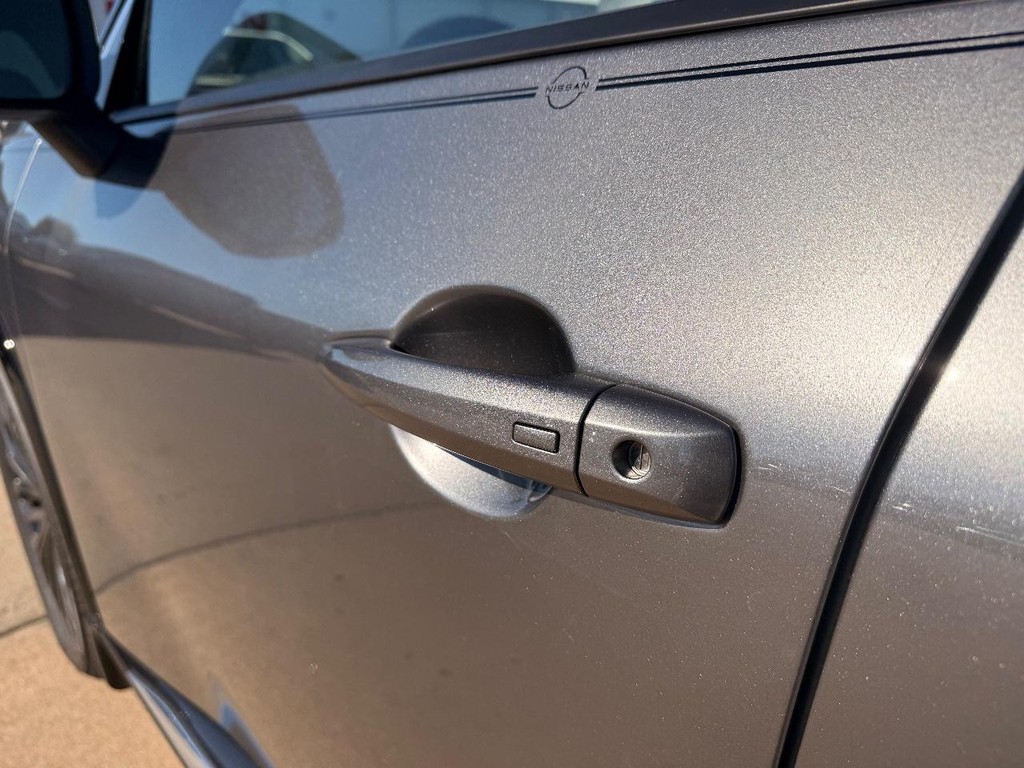 Nissan Rogue Vehicle Full-screen Gallery Image 18