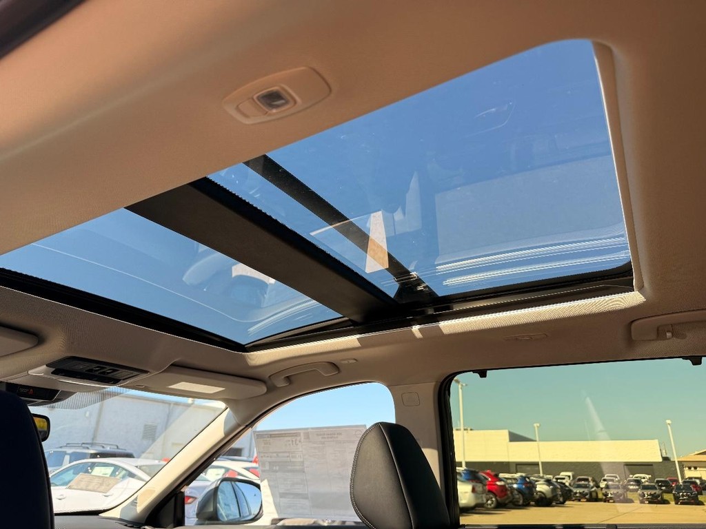 Nissan Rogue Vehicle Full-screen Gallery Image 19