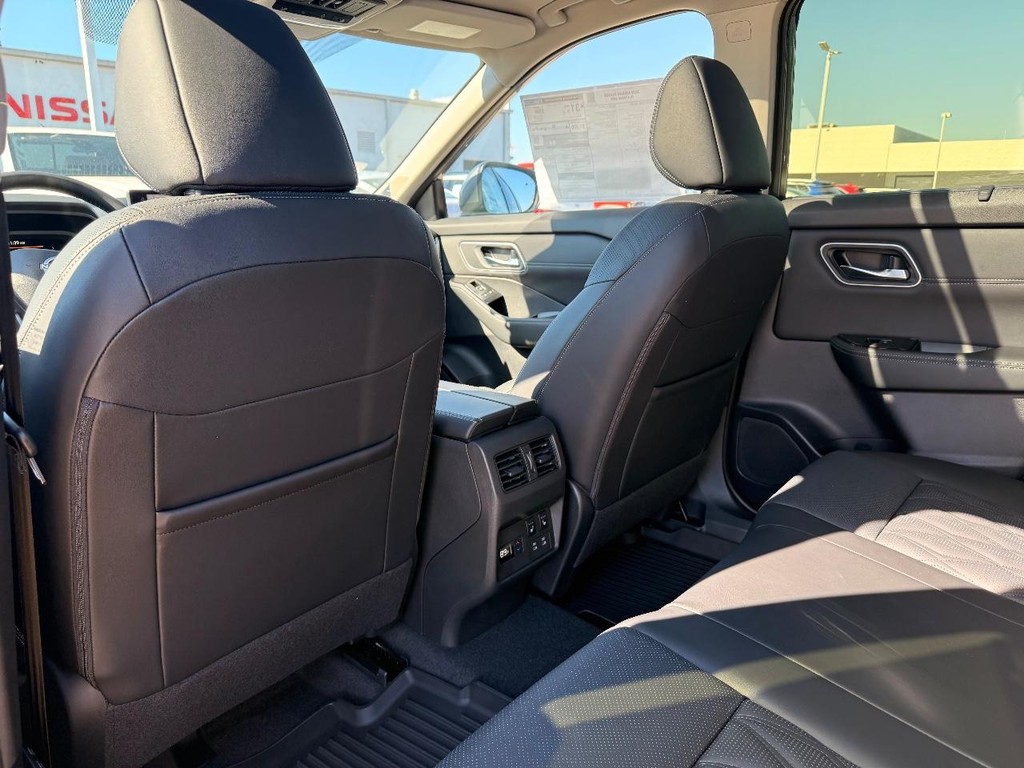 Nissan Rogue Vehicle Full-screen Gallery Image 20