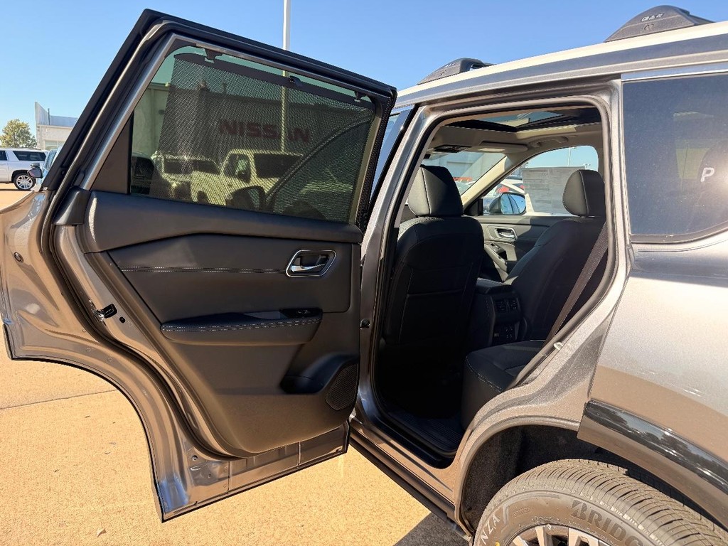 Nissan Rogue Vehicle Full-screen Gallery Image 21