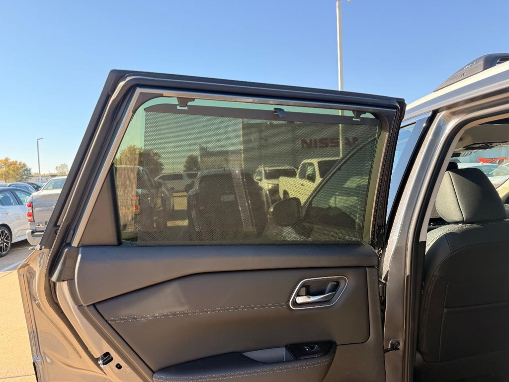 Nissan Rogue Vehicle Full-screen Gallery Image 22