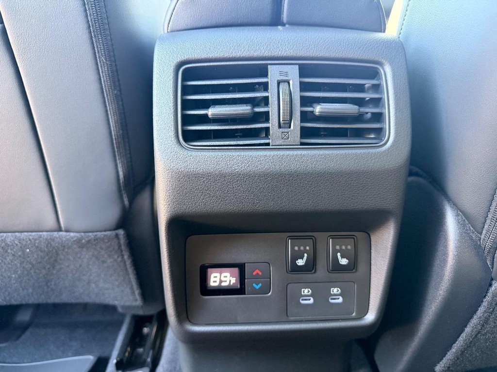 Nissan Rogue Vehicle Full-screen Gallery Image 23