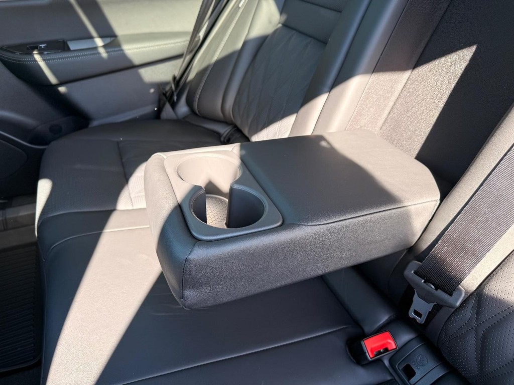 Nissan Rogue Vehicle Full-screen Gallery Image 24