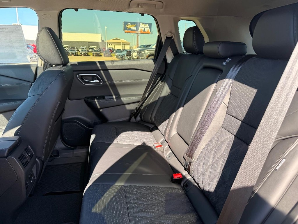 Nissan Rogue Vehicle Full-screen Gallery Image 25