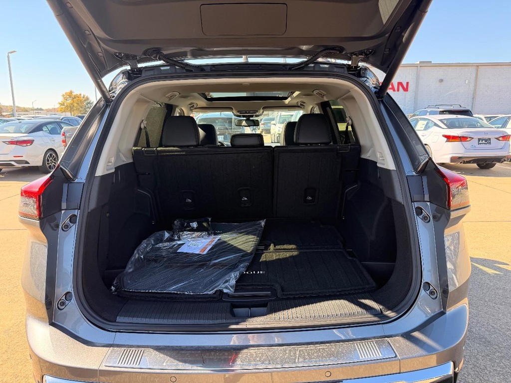 Nissan Rogue Vehicle Full-screen Gallery Image 28